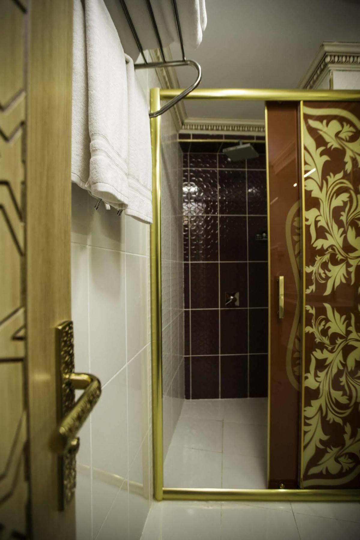 Phosphorion Hotell Istanbul Exteriör bild A shower cubicle